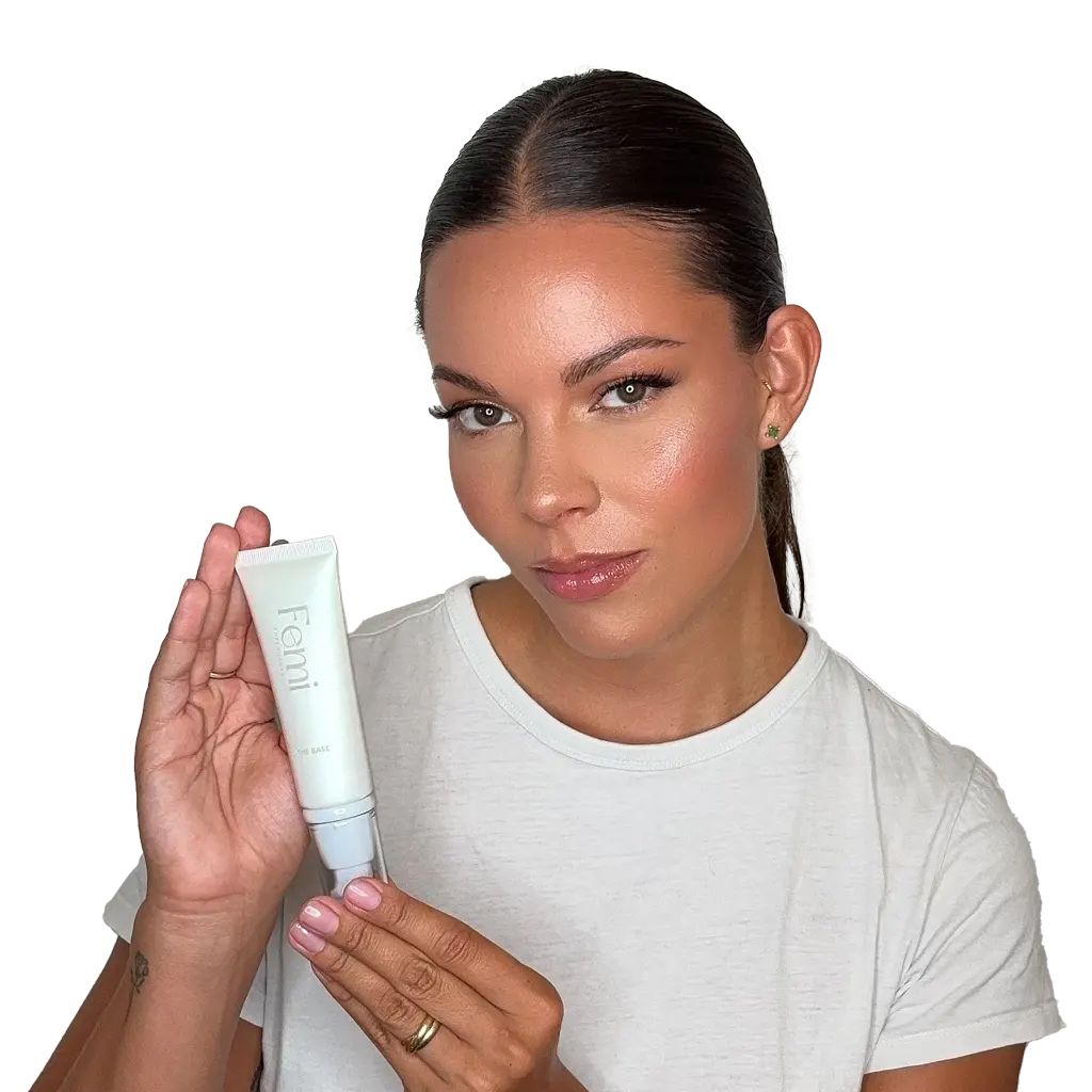 Model viser The Base primer fra Femi Copenhagen – makeup der holder hele dagen